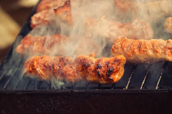 Grillen. Nahaufnahme vom Grillen Picknick im Hinterhof im Freien — Stockfoto