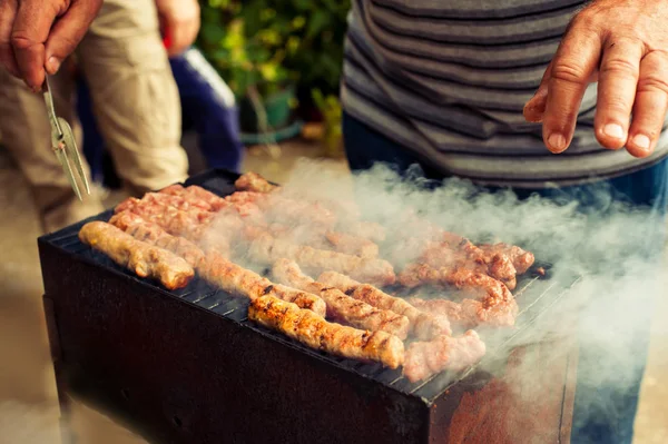 Barbacoa. Primer plano de barbacoa a la parrilla picnic en el patio trasero al aire libre —  Fotos de Stock