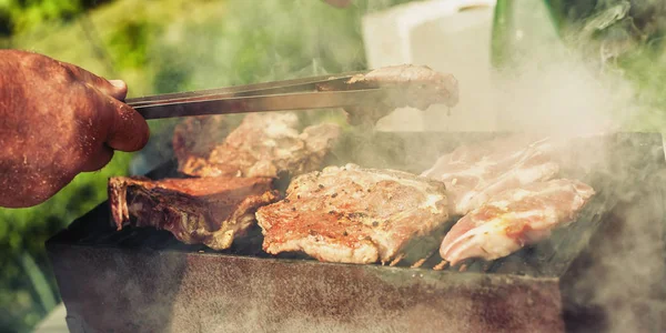 Churrasco. Closeup de churrasco churrasco piquenique no quintal ao ar livre — Fotografia de Stock