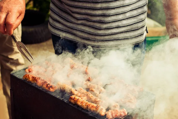 Barbacoa. Primer plano de barbacoa a la parrilla picnic en el patio trasero al aire libre — Foto de Stock