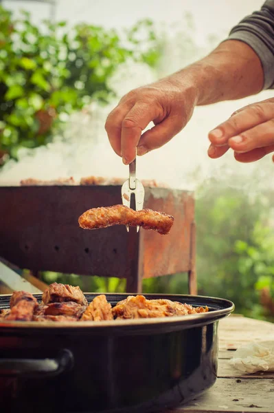 Grillen. Nahaufnahme vom Grillen Picknick im Hinterhof im Freien — Stockfoto