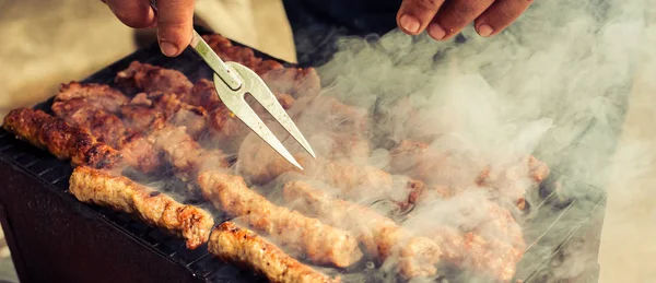 BBQ. zbliżenie Grill grillowanie piknik w ogródku odkryty — Zdjęcie stockowe