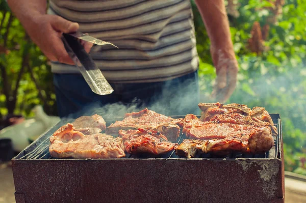 Grillen. Nahaufnahme vom Grillen Picknick im Hinterhof im Freien — Stockfoto