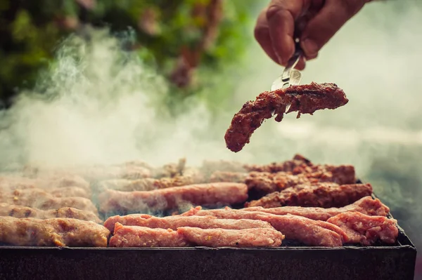 Grillen. Nahaufnahme vom Grillen Picknick im Hinterhof im Freien — Stockfoto