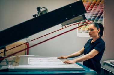 Yazdırma fabrikada çalışan genç kadın