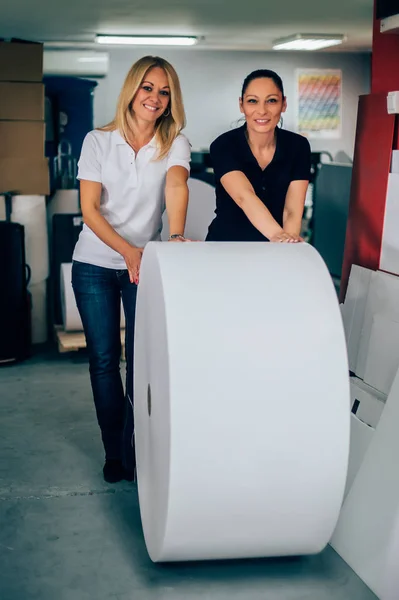 인쇄 공장에서 일 하는 두 젊은 여자 — 스톡 사진