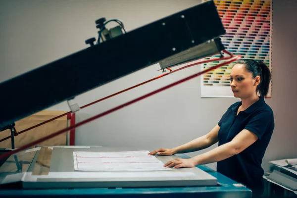 印刷工場で働く若い女性 — ストック写真