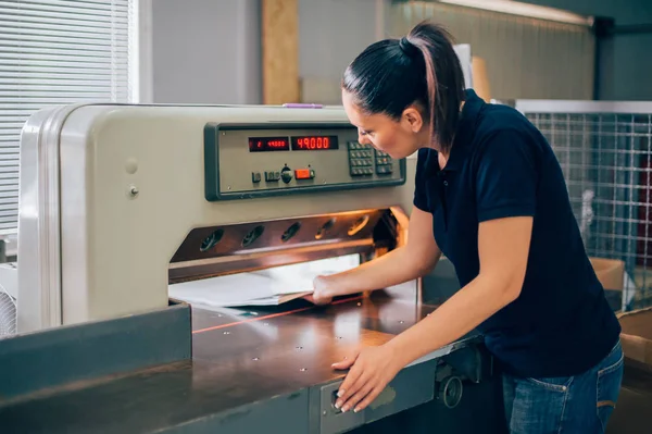 Yazdırma Merkez işçi kağıt Giyotin makinesi bıçak kullanır — Stok fotoğraf