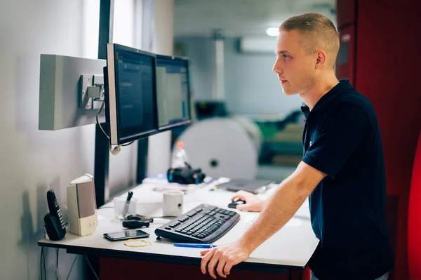 Yazdırma fabrikada çalışan genç adam