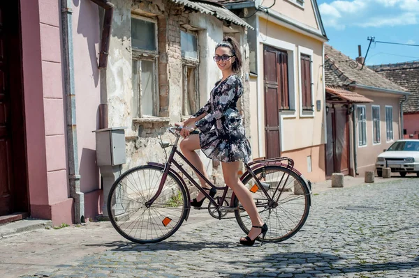 Młoda seksowna brunetka dziewczyna z starym stylu retro vintage rowerów — Zdjęcie stockowe