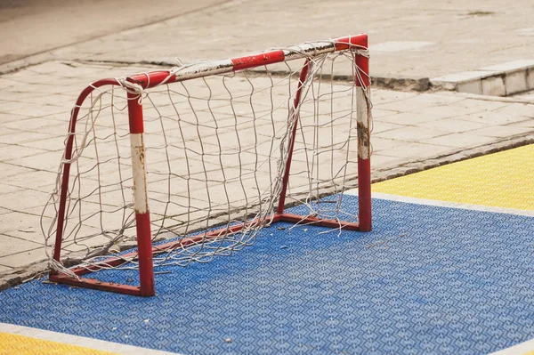 Piccolo campo da calcio con porta di calcio sul parco giochi per bambini yar — Foto Stock