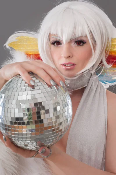 Cazibe ve lüks içinde disko topu tutan şehvetli bayan elbise — Stok fotoğraf