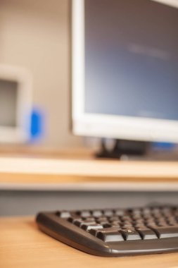 Fotoğraf satır bilgisayarların sınıf veya diğer eğitim institu