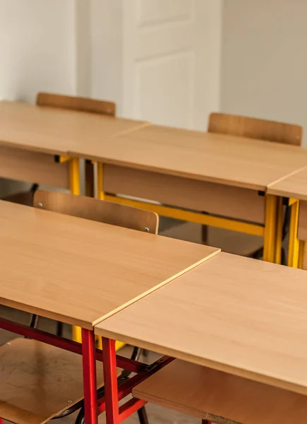 Sillas y mesas dentro de un aula vacía en la escuela primaria —  Fotos de Stock