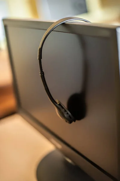 İlköğretim Okulu Danışma kulaklıktan bilgisayarlarla fotoğrafı — Stok fotoğraf