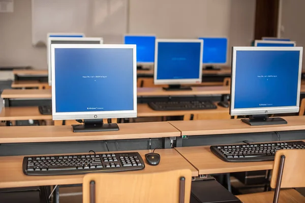 Zdjęcie z rzędu komputerów w klasie lub inne instytucje edukacyjne — Zdjęcie stockowe