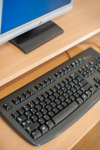 Foto des Computers im Klassenzimmer oder einer anderen Bildungseinrichtung — Stockfoto