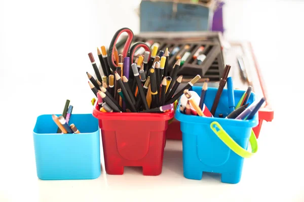 Schulschreibwaren liegen auf dem Tisch. Zugang für Kinder zum Arbeitsplatz — Stockfoto