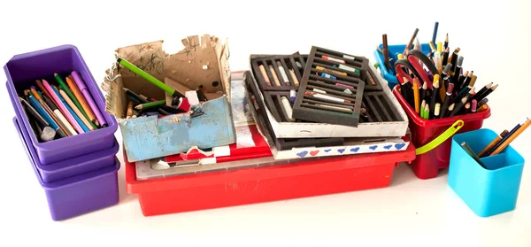 Levering van de school briefpapier op tafel. Kinderen werkplek acce — Stockfoto