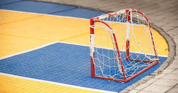 Piccolo campo da calcio con porta di calcio sul parco giochi per bambini yar — Foto Stock