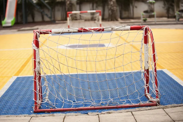 Piccolo campo da calcio con porta di calcio sul parco giochi per bambini yar — Foto Stock