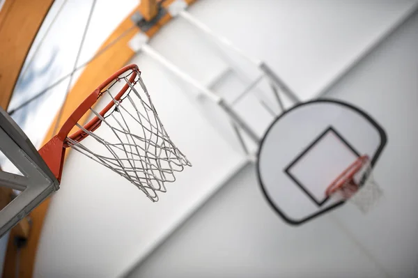 İki Basketbol basketbol spor Okulu spor salonunda — Stok fotoğraf