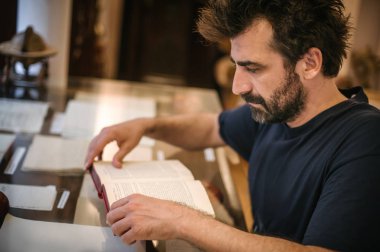 Genç adam kitap okuma masaya öğrenme