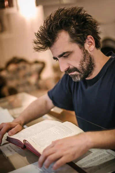 Genç adam kitap okuma masaya öğrenme