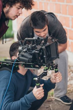 Sahne. Kameraman ve cam ile film çekimi asistanı