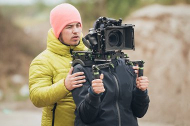 Sahne. Kameraman ve cam ile film çekimi asistanı