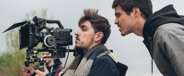 Sahne. Kameraman ve yönetmen film sahneleri çekim