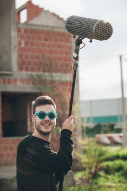 Sahne. Ses boom operatörü tutun mikrofon fisher