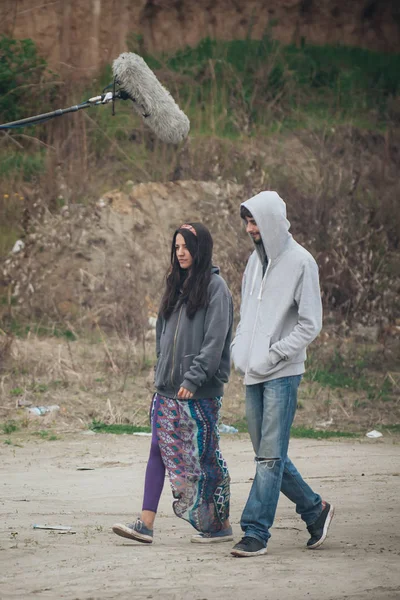 Nos bastidores. Ator e atriz na frente do microfone boom — Fotografia de Stock