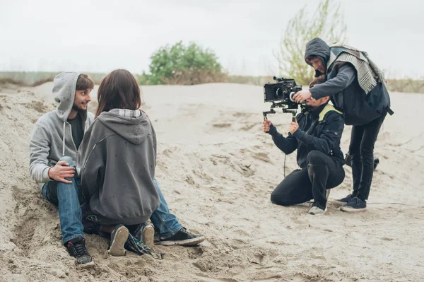 Nos bastidores. Ator e atriz na frente da câmera — Fotografia de Stock