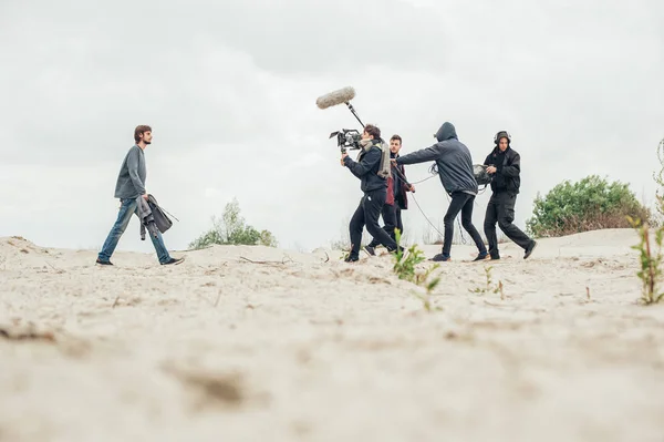 Nos bastidores. A equipe de filmagem filmando cena do filme ao ar livre — Fotografia de Stock