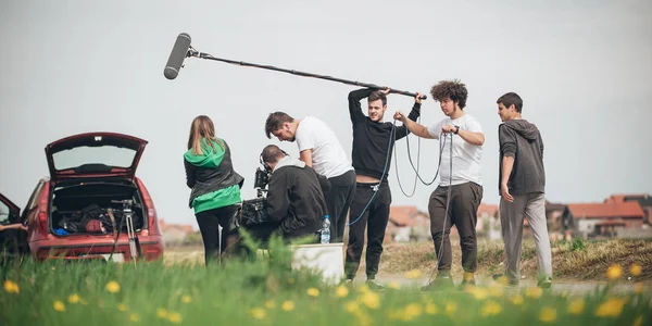 Nos bastidores. A equipe de filmagem filmando cena do filme ao ar livre — Fotografia de Stock