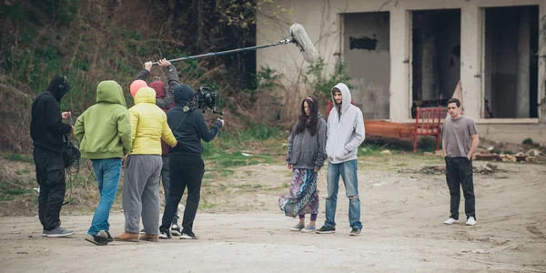 Nos bastidores. A equipe de filmagem filmando cena do filme ao ar livre — Fotografia de Stock