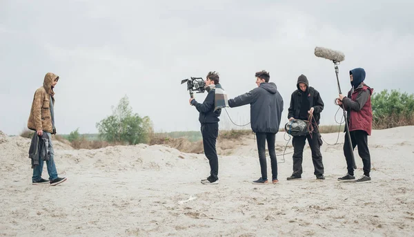 Nos bastidores. A equipe de filmagem filmando cena do filme ao ar livre — Fotografia de Stock