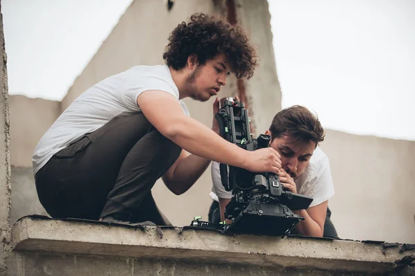 Nos bastidores. Cameraman e assistente de filmagem com cam — Fotografia de Stock