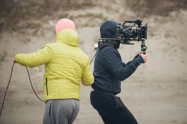 Dietro le quinte. Cameraman e assistente riprese film con camma — Foto Stock