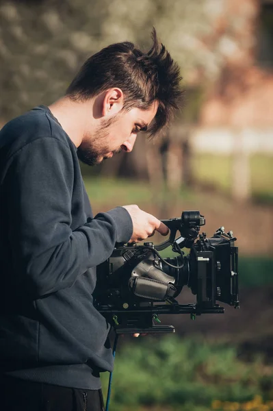 Nos bastidores. Cameraman filmando cena de filme com sua câmera — Fotografia de Stock