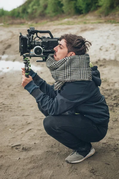 Behind the scene. Cameraman shooting film scene with his camera — Stock Photo, Image