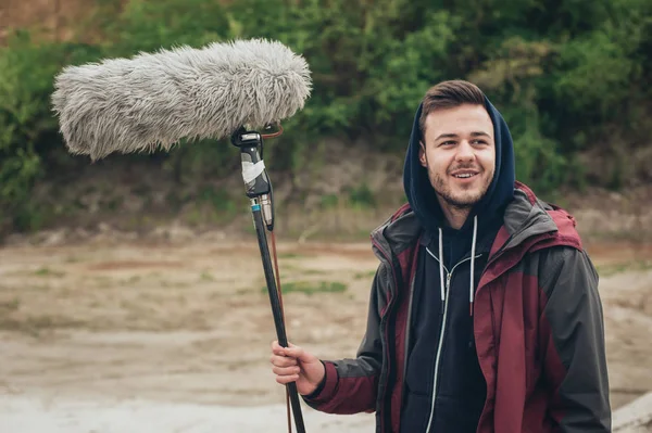 Dietro le quinte. Sound boom operatore tenere il microfono fisher out — Foto Stock