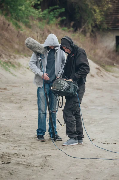 Nos bastidores. Diretor de som e operador de microfone verificar e — Fotografia de Stock