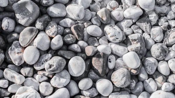 海卵石上海滩下一层透明的水 — 图库照片