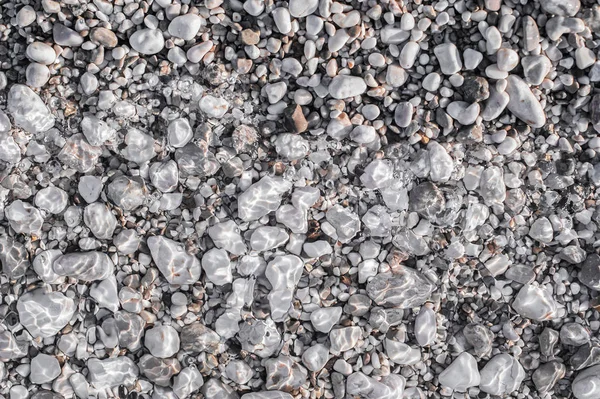 海卵石上海滩下一层透明的水 — 图库照片