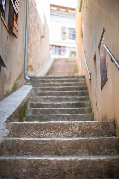 Escaleras estrechas de piedra en el casco antiguo — Foto de Stock