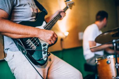 Sahne. Rock band pratikte dağınık kayıt müzik stüdyosu