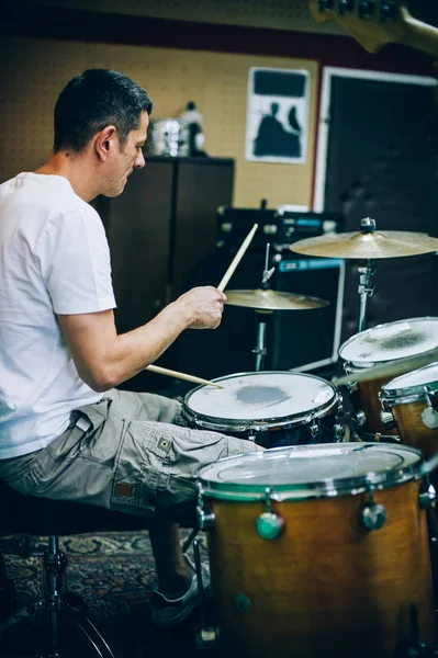 Detrás de escena. Músico artista baterista tocando la batería con tambor —  Fotos de Stock