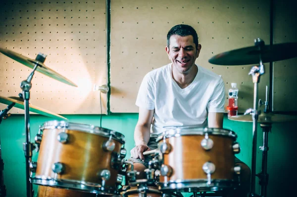 Por trás da cena. Músico de artista baterista a tocar bateria com dru — Fotografia de Stock